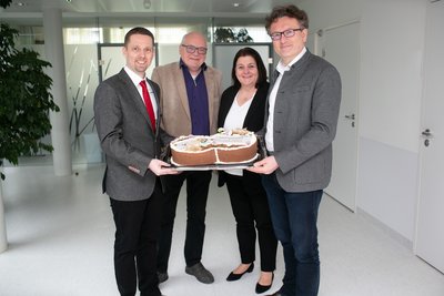 Gruppenfoto mit Torte
