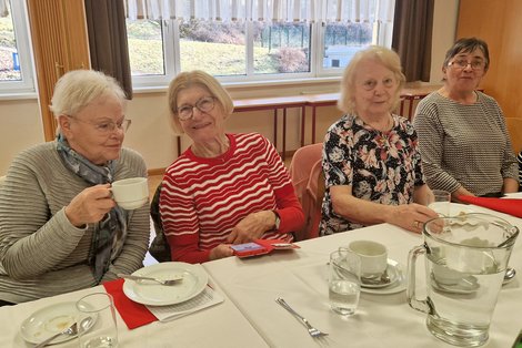 4 ehrenamtliche Mitarbeiterinnen bei Kaffee & Kuchen