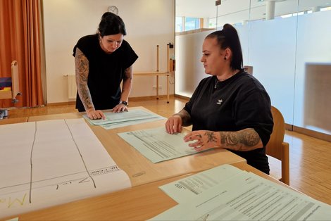 2 Mitarbeiterinnen beim Erarbeiten von Lösungen