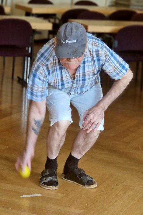 Bewohner in Startposition beim Kegeln