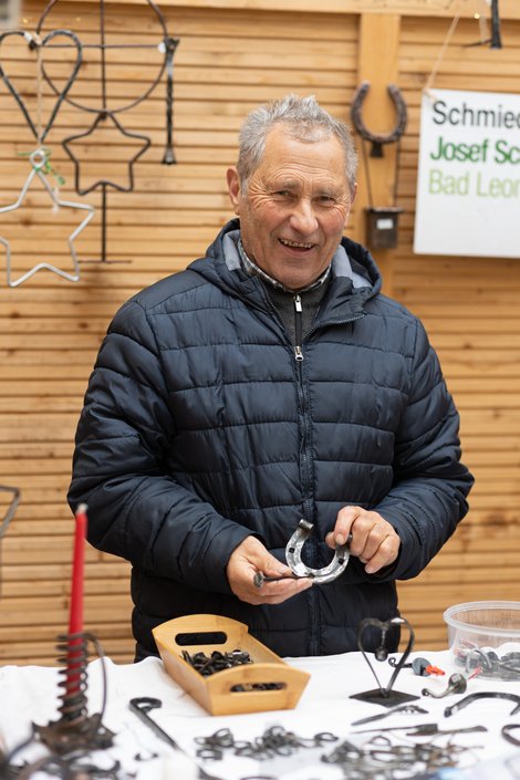 Verkäufer zeigt Hufeisen