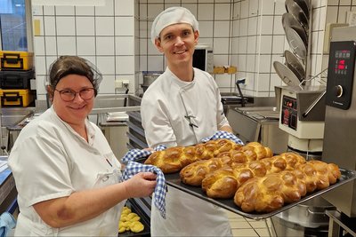 Andrea Pfeiffer und Josef Hackl mit Germstriezel