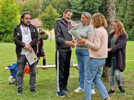 Urkundenverteilung an teilnehmende Fußballspieler