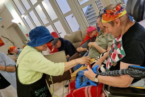 verkleidete Mitarbeiter und Bewohner