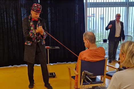 Zauberer und Bewohner bei Seiltrick