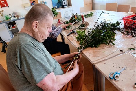 Bewohner Adi konzentriert bei der Arbeit 