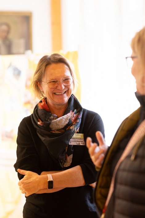 Mitarbeiterin im Gespräch mit einer Frau