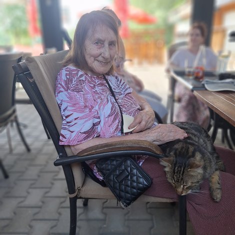 Bewohnerin und Katze im Gasthaus