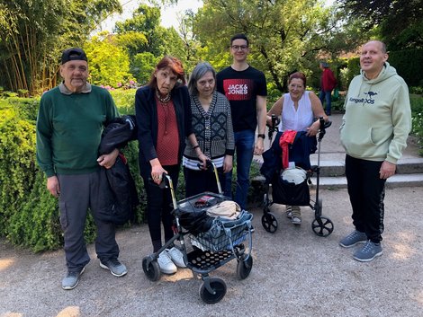 Gruppenfoto der BewohnerInnen und Zivi Tobias