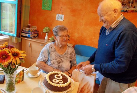 Geburtstagskind Leopoldine Gruber und Mitbewohner