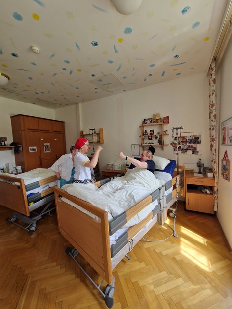 CliniClown am Bewohnerbett
