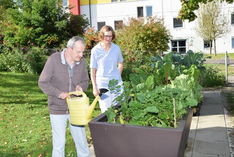 ET Ingrid Wurzer und Bewohner beim Hochbeet