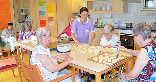 Bewohnerinnen beim Backen