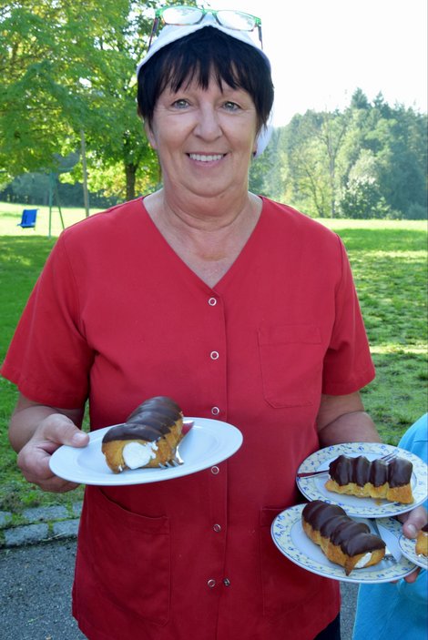 Anna serviert Schaumrollen