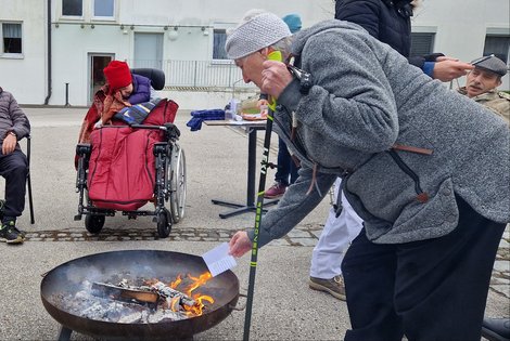 Bewohnerin bei Feuerschale