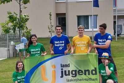 Mitglieder der Landjugend halten ein Plakat