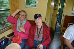 Mitarbeiterin und Bewohner im Zugabteil