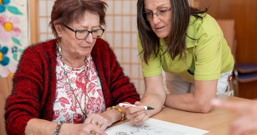 Bewohnerin und Mitarbeiterin beim kreativen Gestalten