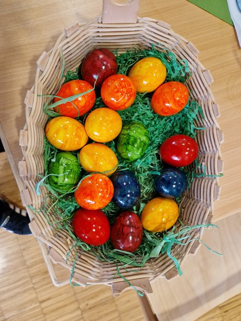 Korb mit vielen bunten Ostereiern