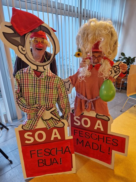 2 Bewohner bei Fotowand So a fescha Bua, so a fesches Madl