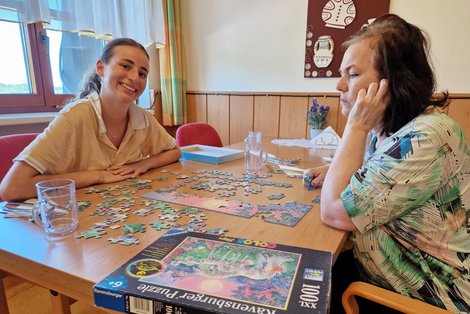Ferialpraktikantin Marcella mit Bewohnerin beim Puzzlespielen