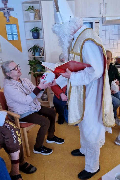 Bewohnerin erhält Nikolaussackerl