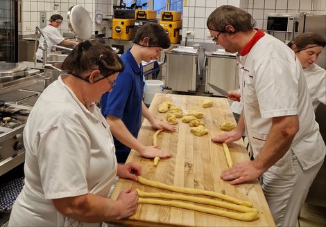 Küchenteam beim Backen