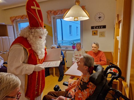 Nikolaus spricht mit Bewohnerin.
