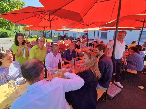 Gäste beim Sommerfest