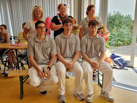 3 Zivis und 3 Mitarbeiterinnen