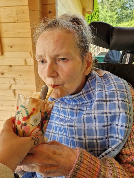 Bewohnerin trinkt Eiskaffee