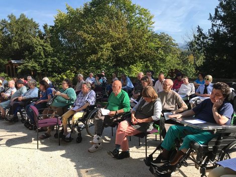 Gruppenfoto BewohnerInnen im Garten