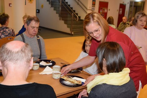 Birgit Nestler serviert BewohnerInnen Palatschinken