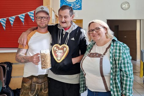 Gewinner beim Schätzspiel mit Lebkuchenherz und 2 Mitarbeiter