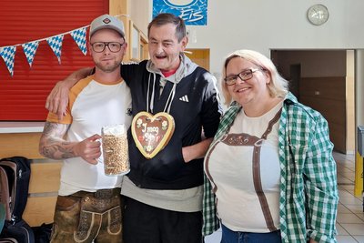 Gewinner beim Schätzspiel mit Lebkuchenherz und 2 Mitarbeiter
