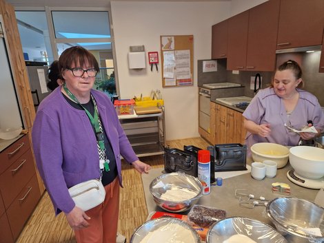 zwei Bewohnerinnen beim Backen