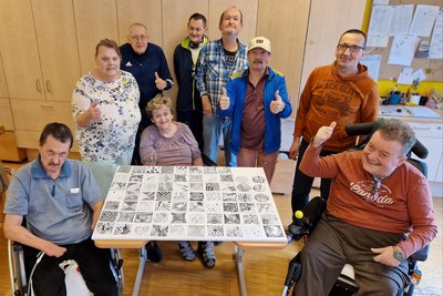 Gruppenfoto am Tisch mit Zentangle Zeichnungen