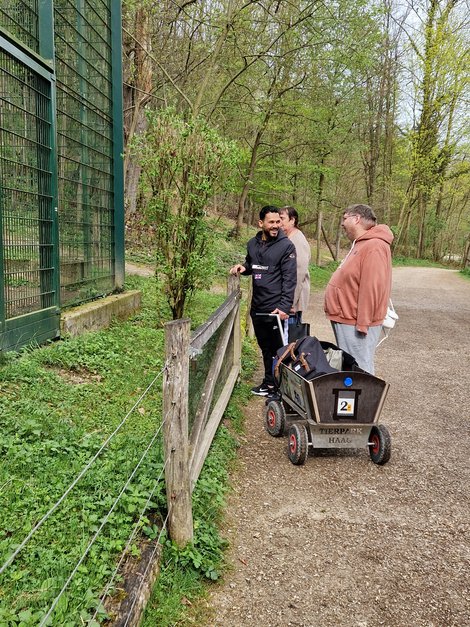 Zwei Bewohner mit Leiterwagen im Tierpark Haag