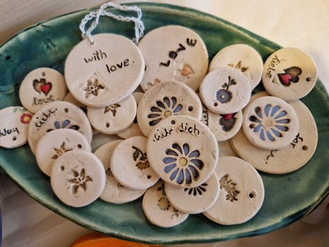 Schale mit vielen runden Tonanhängern