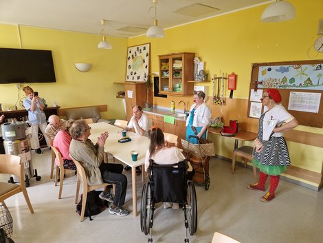 2 CliniClowns im Wohnzimmer bei den BewohnerInnen
