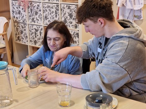 Schüler schneidet mit Bewohnerin 