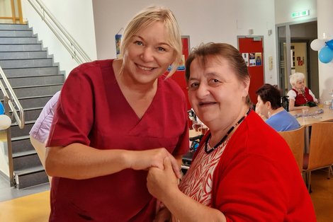PSD-Mitarbeiterin und Bewohnerin Hände haltend