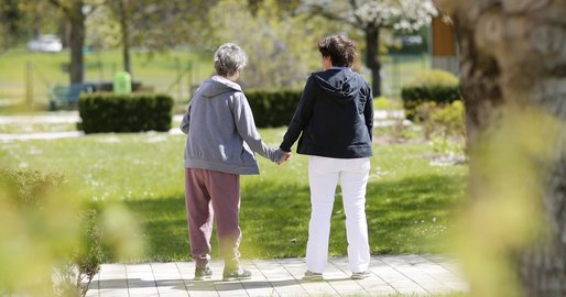 Bewohnerin und Mitarbeiterin im Garten