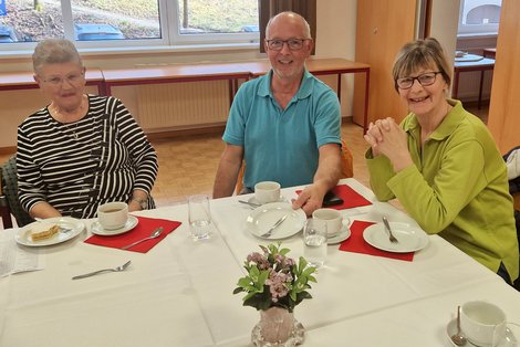 3 ehrenamtliche Mitarbeiterinnen bei Unterhaltung