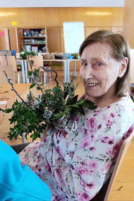 Bewohnerin freut sich über eigenen Palmbesen