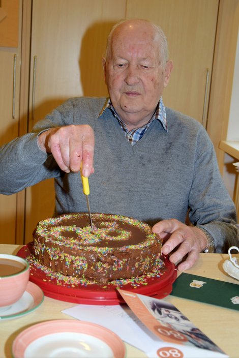 Heinrich schneidet Torte an