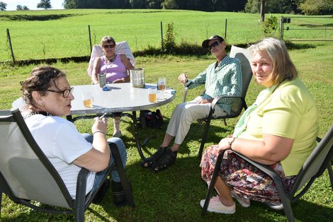 Vier Bewohner im Garten