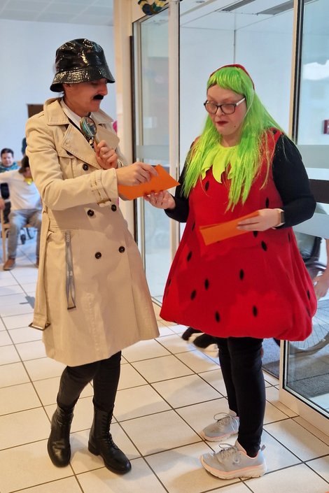 2 Mitarbeiterinnen im Faschingskostüm