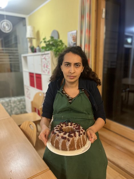 Bewohnerin Souzan mit dem fertigen Weihnachtsgugelhupf