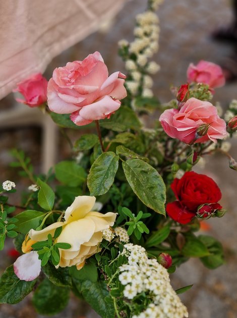Blumenschmuck bei Maiandacht